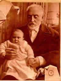 Don Miguel con su primer nieto, hijo del poeta José María Quiroga
